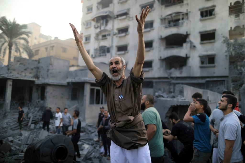 فلسطيني يصرخ بعد غارة إسرائيلية في خان يونس في جنوب قطاع غزة في 14 تشرين الأول/أكتوبر 2023 (ا ف ب)