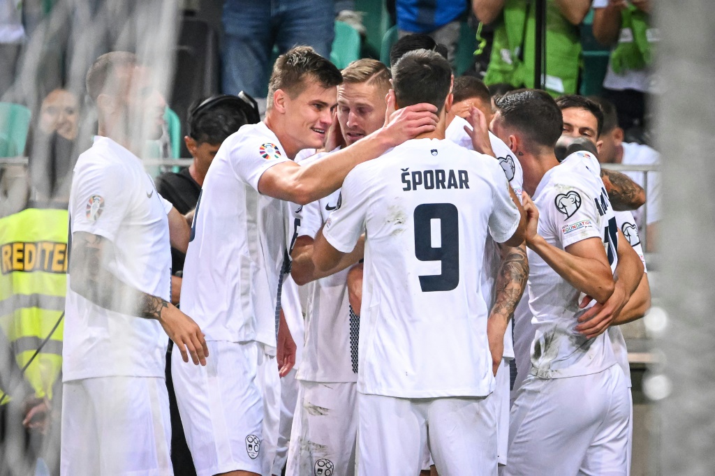 لاعبو سلوفينيا يحتفلون بالفوز على فنلندا (3-0) في تصفيات كأس أوروبا 2024 في ليوبليانا في 14 تشرين الأول/أكتوبر 2023 (ا ف ب)
