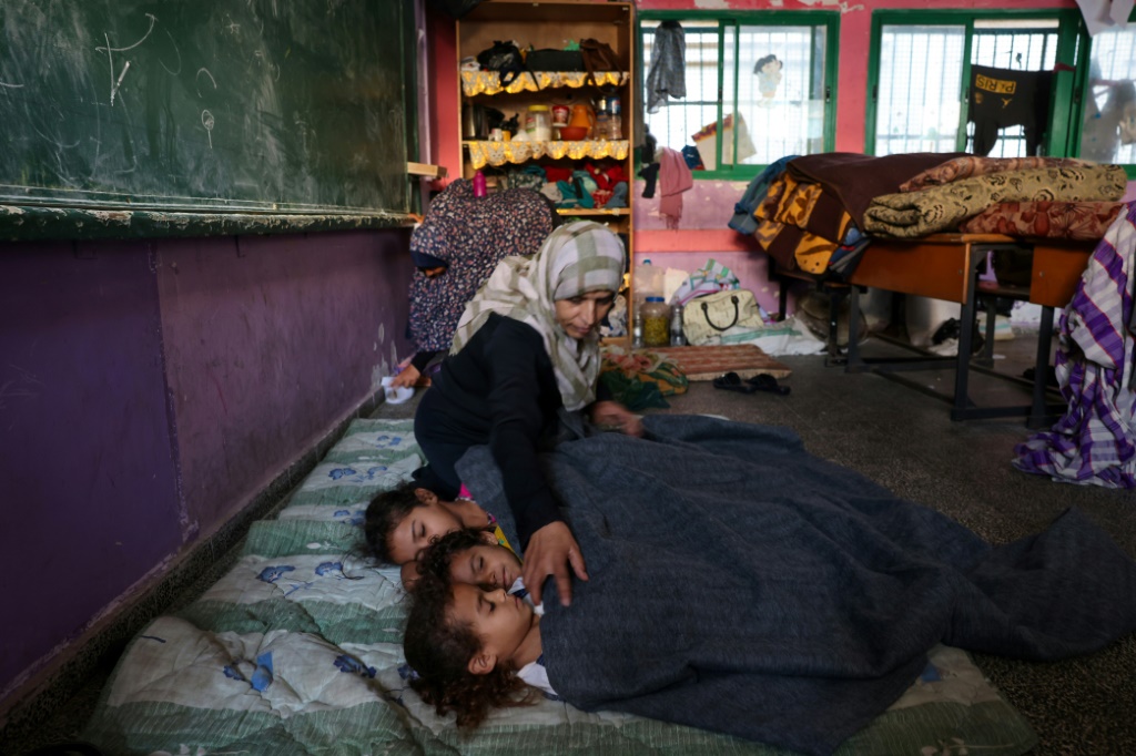 لجأ الفلسطينيون بعد أن حذرتهم إسرائيل بضرورة إخلاء شمال قطاع غزة قبل الهجوم البري المتوقع ضد حماس، بعد أسبوع من الهجوم الأكثر دموية في تاريخ إسرائيل (ا ف ب)