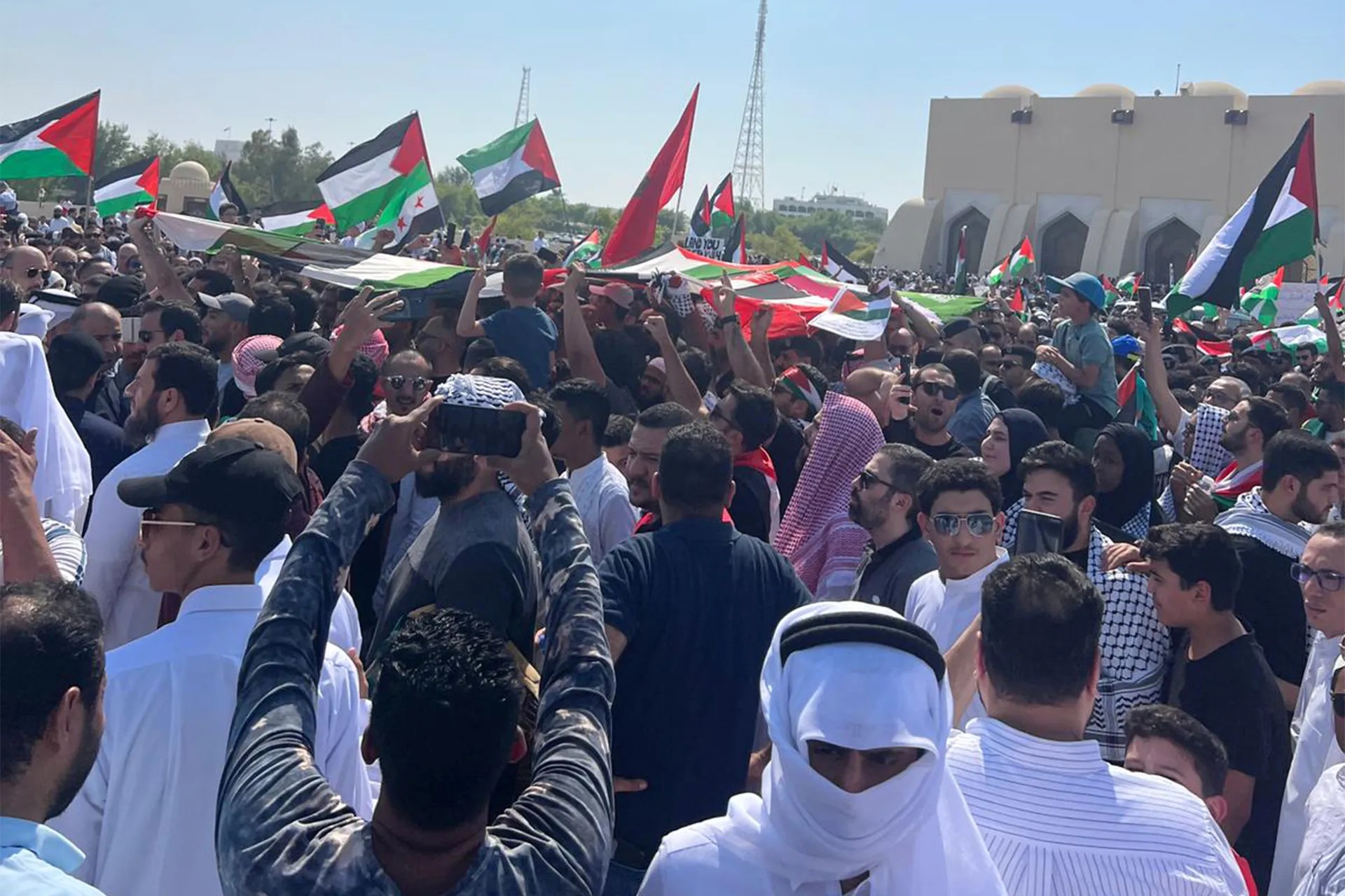 وقفة تضامنية في الدوحة تضامنا مع غزة ودعما لمقاومة أهلها للجرائم الإسرائيلية (الجزيرة)