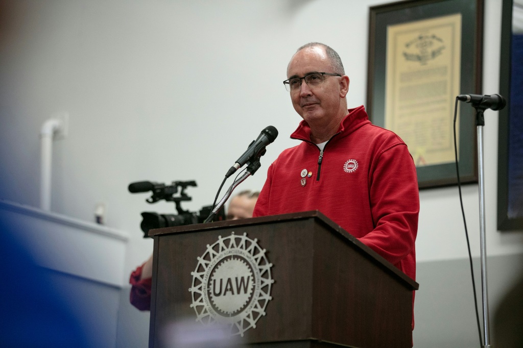 حذر رئيس UAW شون فاين، الذي ظهر في اجتماع حاشد في نهاية الأسبوع الماضي في شيكاغو، من أن النقابة قد تطلق المزيد من الإضرابات في اللحظة الأخيرة على "الثلاثة الكبار" في ديترويت (ا ف ب)