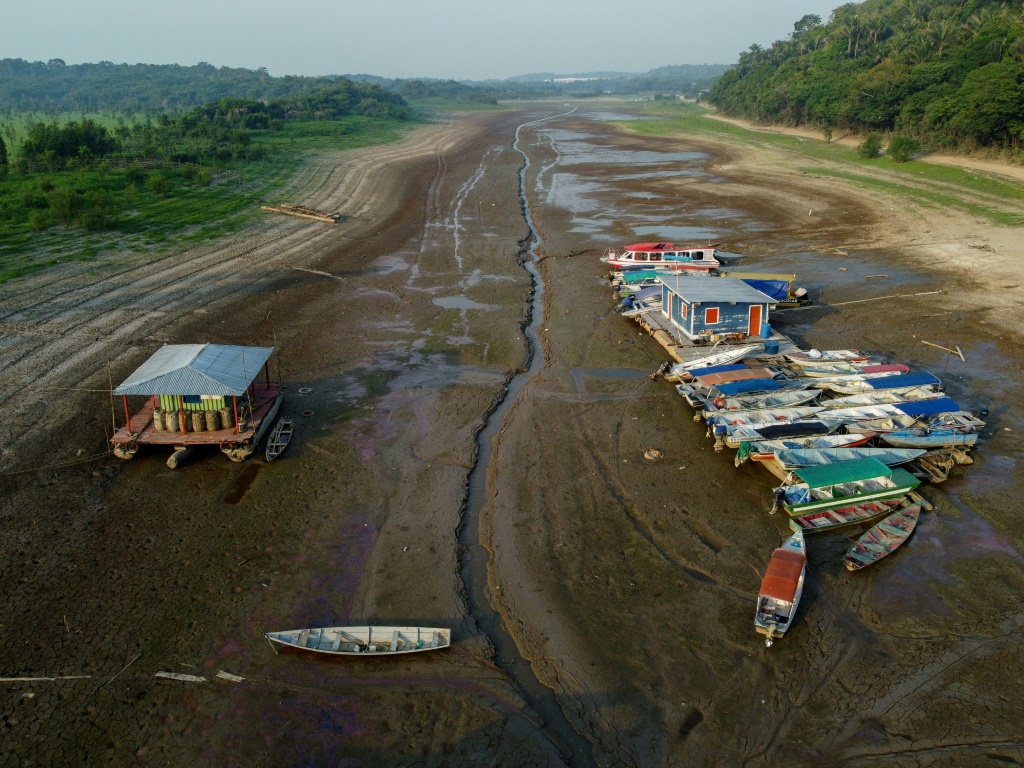منظر جوي للقوارب العائمة والقوارب العائمة في بحيرة بوراكيورا في ماناوس، ولاية أمازوناس، البرازيل، تم التقاطه في 6 أكتوبر 2023 (ا ف ب)