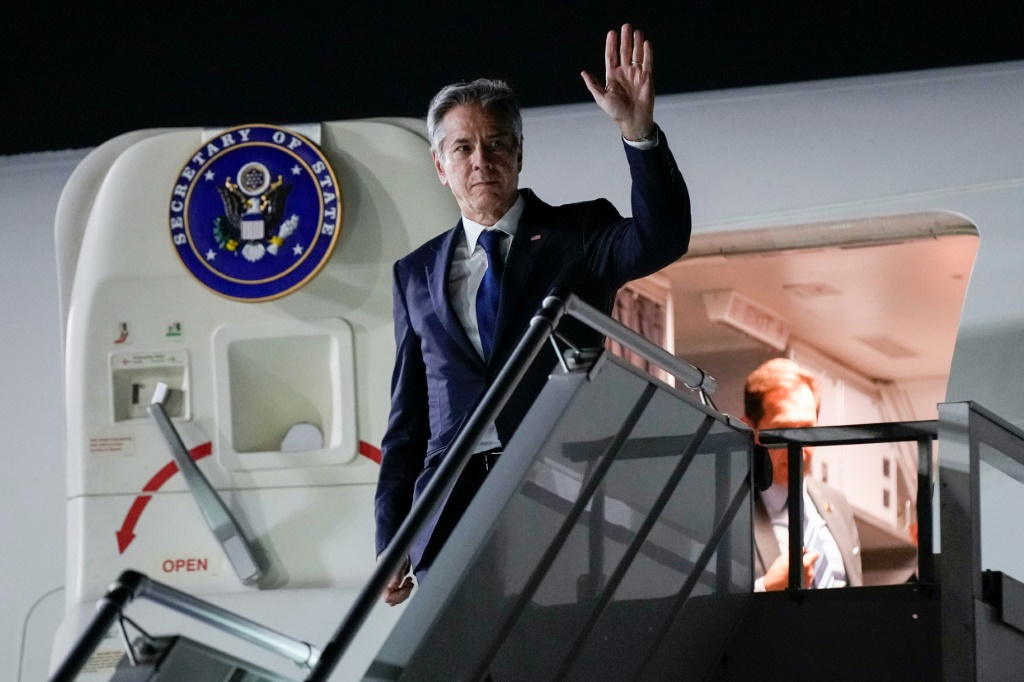 وزير الخارجية الأميركي أنتوني بلينكن يلوّح اثناء خروجه من الطائرة اثناء وصوله إلى الرياض قادما من أبو ظبي في 14 تشرين الأول/أكتوبر 2023 (ا ف ب)