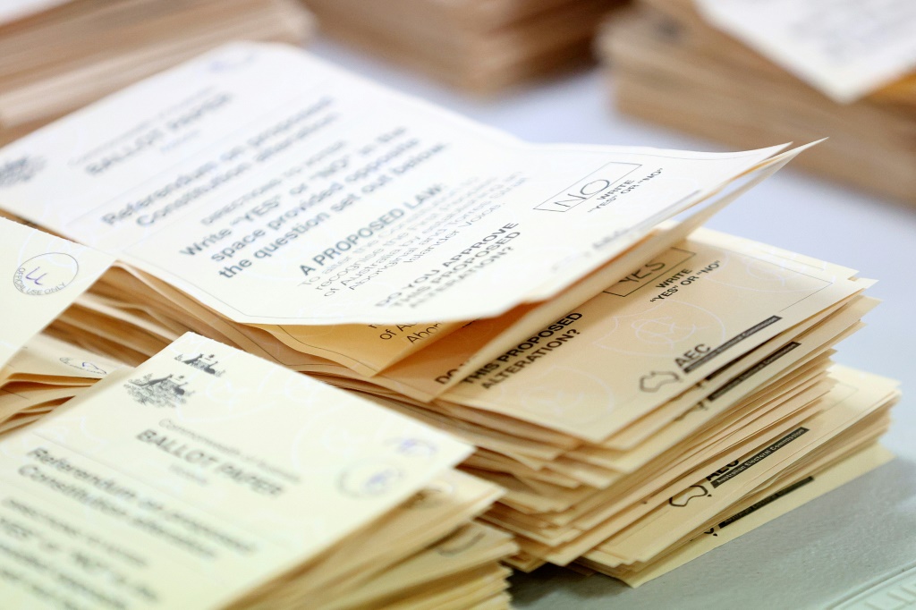 بطاقات اقتراع لدى اللجنة الانتخابية الاسترالية في ايسندون بالقرب من ملبورن في 14 تشرين الأول/أكتوبر 2023 (ا ف ب)