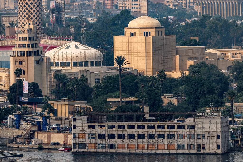 مبنى دار الأوبرا المصرية (في الخلفية على اليمين) بمنطقة الزمالك في القاهرة في الأول من تشرين الثاني/نوفمبر 2022 (ا ف ب)
