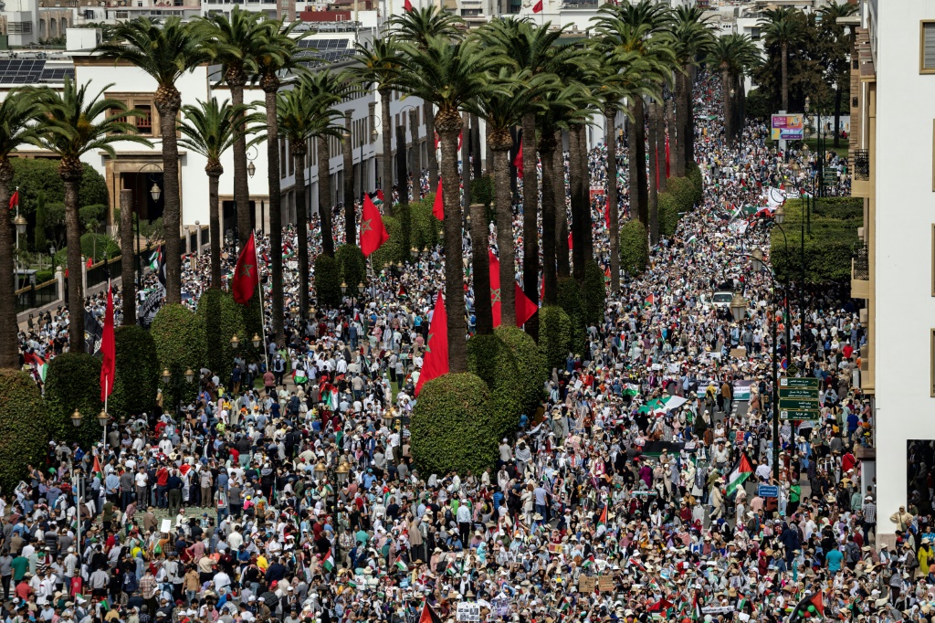 حشود من المتظاهرين في العاصمة المغربية الرباط تضامنا مع الفلسطينيين في 15 تشرين الاول/اكتوبر 2023 (أ ف ب)   