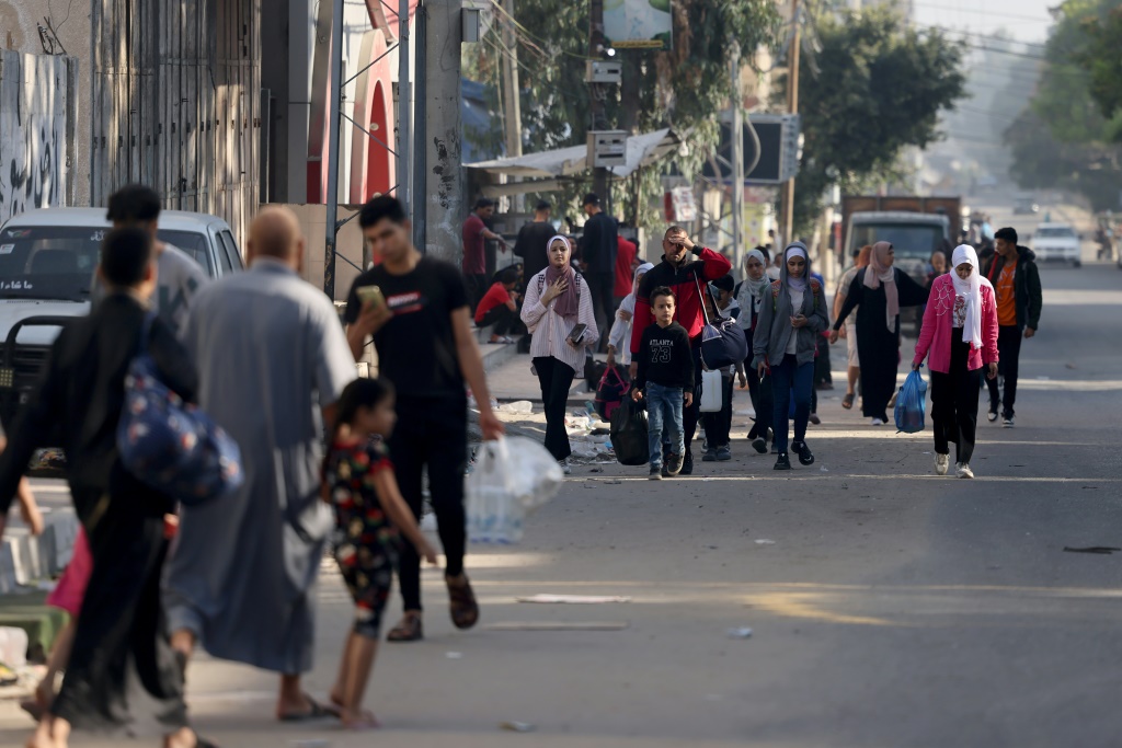 مواطنين فلسطينيين خلال نزوحهم من قطاع غزة (ا ف ب)