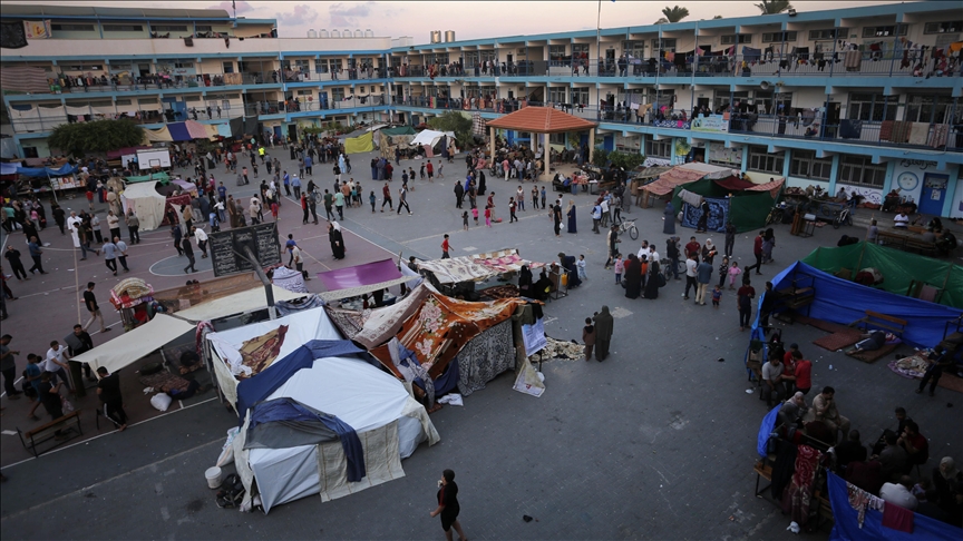 نازحين في المدارس والمباني التابعة لـ "أونروا" في غزة (الاناضول)