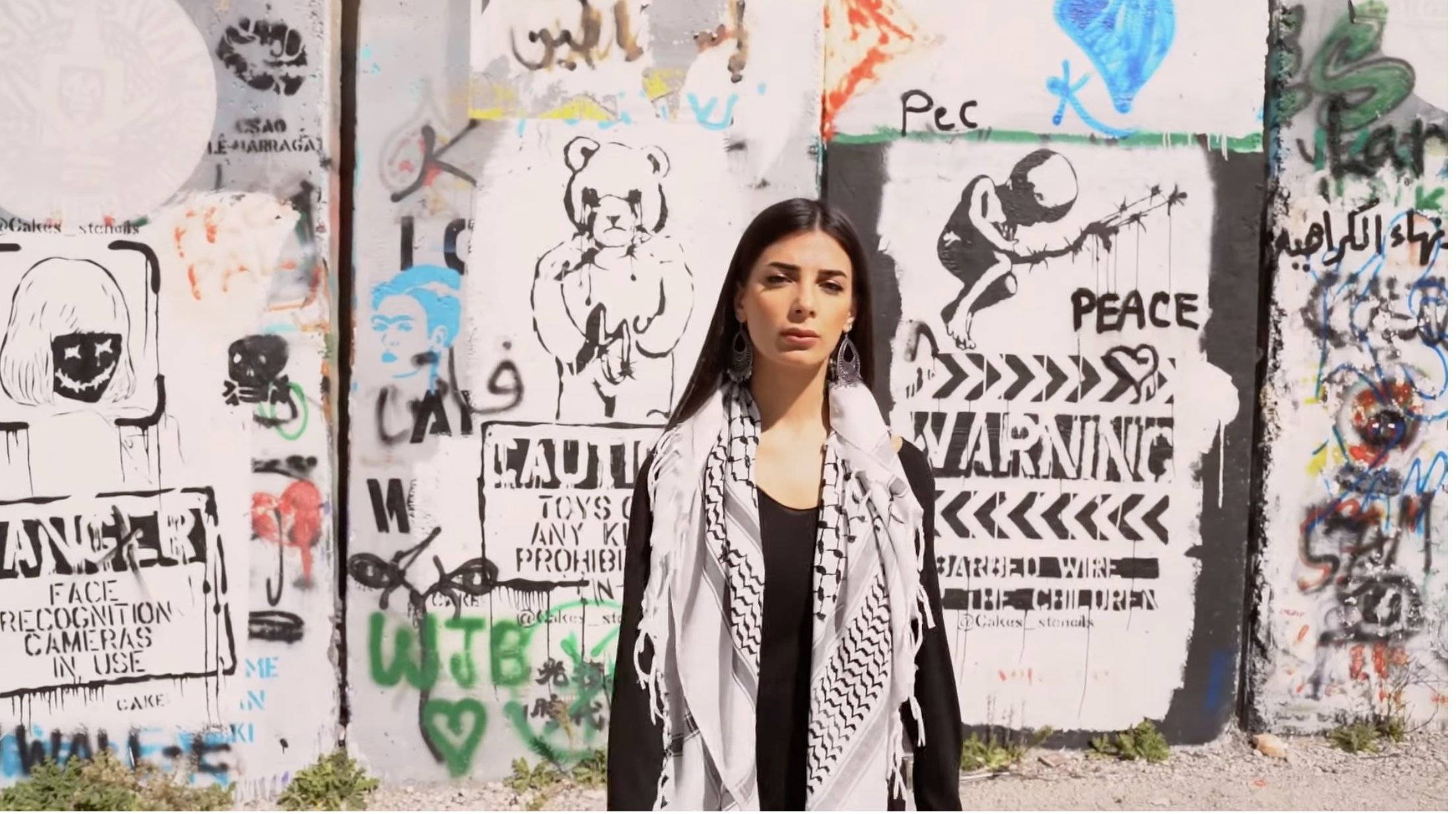 الفنانة الفلسطينية رلى عازر ابنة مدينة الناصرة (مواقع)
