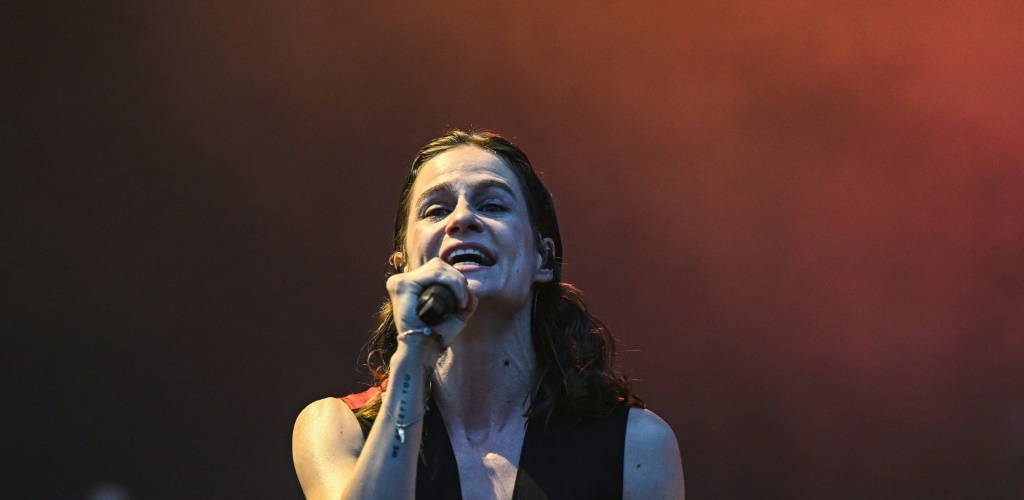 المغنية الفرنسية إيلويز لوتيسيي المعروفة بكريستين أند ذي كوينز تحيي إحدى الحفلات في باريس بتاريخ 25 آب/اغسطس 2023 (ا ف ب)