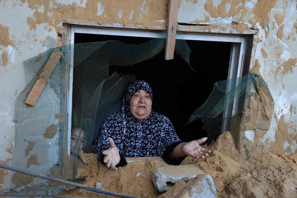  قال يان إيغلاند، الأمين العام للمجلس النرويجي للاجئين، بأنه بدون ضمانات للعودة، فعملية الإجلاء قد “تصل إلى جريمة حرب وترحيل قسري” (أ ف ب)