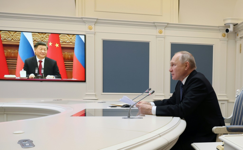 صورة لرئيس روسيا خلال محادثة مع الرئيس الصيني (ا ف ب)