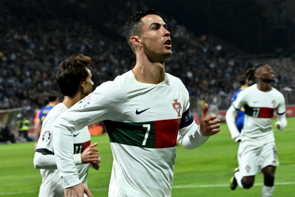 قائد البرتغال كريستيانو رونالدو يحتفل بثنائيته في مرمى مضيفته البوسنة (5-0) في تصفيات كأس أوروبا 2024 في زينيتسا في 16 تشرين الأول/أكتوبر 2023 (ا ف ب)