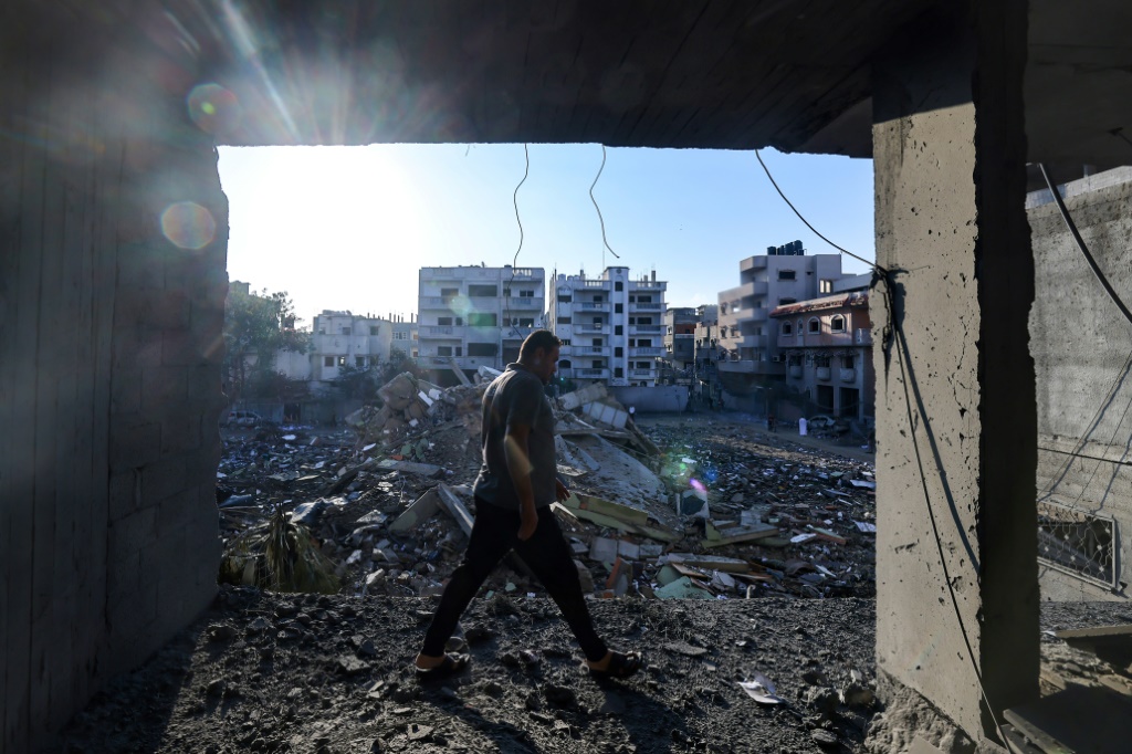 رجل يسير بين ركام مبان مدمرة عقب غارة إسرائيلية على مخيم رفح جنوب قطاع غزة جنوب قطاع غزة في 16 تشرين الأول/أكتوبر 2023 (ا ف ب)