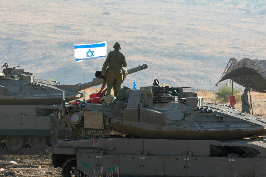 دبابة ميركافا إسرائيلية في شمال إسرائيل قرب الحدود مع لبنان في 15 تشرين الأول/أكتوبر 2023 (ا ف ب)