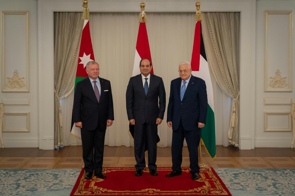صورة مؤرخ في 14 أغسطس 2023 وزعها القصر الملكي الأردني حداثة الرئيس المصري عبد الفتاح السيسي متوسطا الأردن عبدالله الثاني والرئيس الفلسطيني محمود عباس في مدينة العلمين في شمال مصر (أ ف ب)