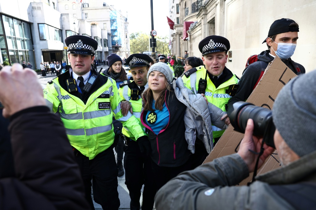 نددت الناشطة السويدية في مجال المناخ غريتا ثونبرج بـ "السياسيين الضعفاء" أثناء مشاركتها في احتجاج في لندن (أ ف ب)   