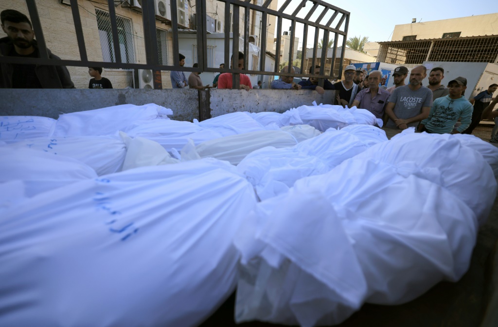 جثث مواطنين فلسطينيين تعرضوا للقصف الإسرائيلي على قطاع غزة (ا ف ب)