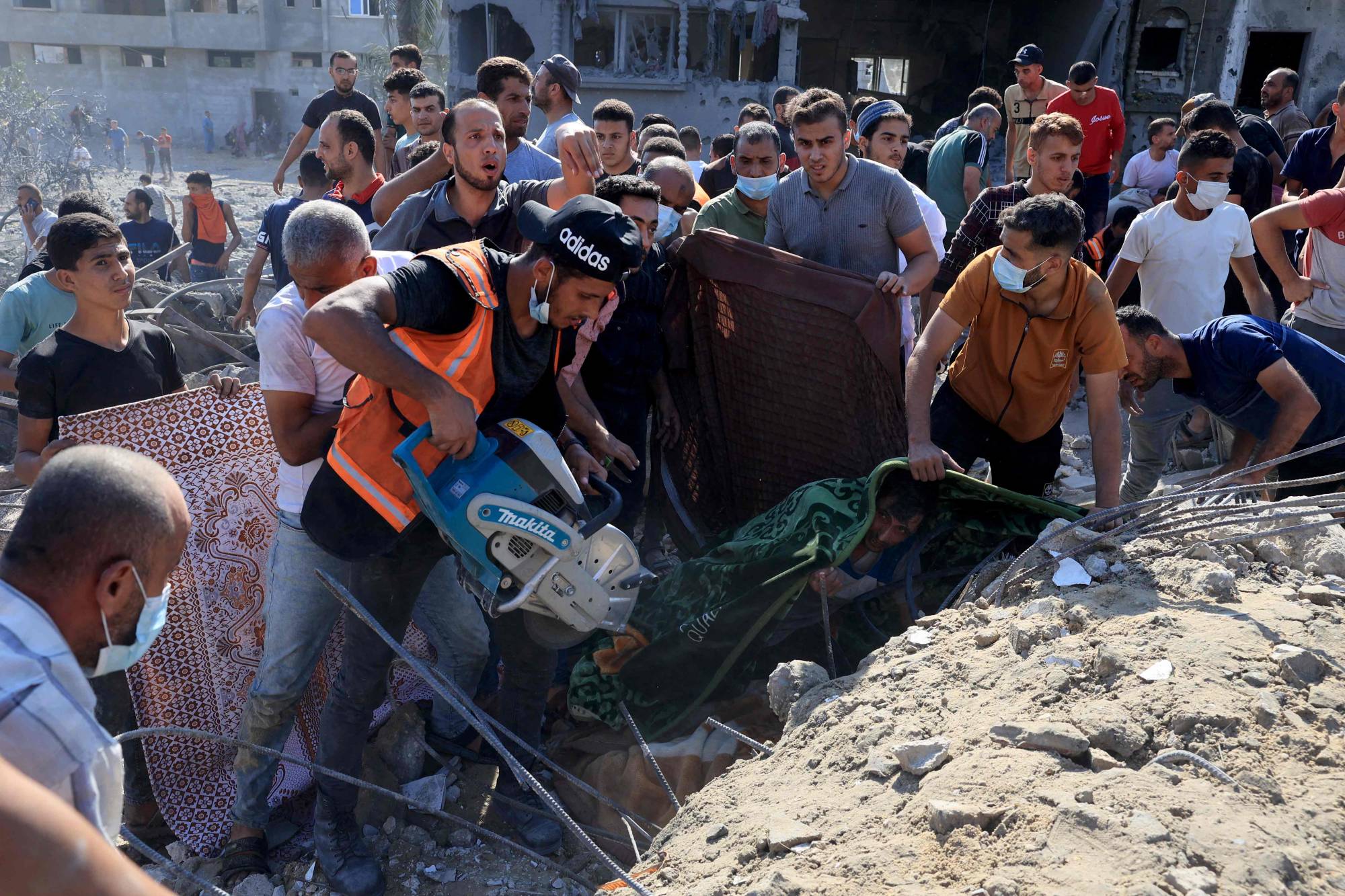 فلسطينيون يعملون على إزالة أنقاض مبنى منهار عقب غارة جوية إسرائيلية في رفح جنوب قطاع غزة (أ.ف.ب)