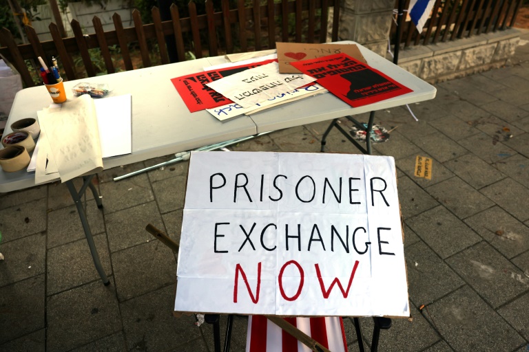 لافتة تطالب بـ"تبادل للسجناء فوراً" خلال اعتصام أمام مقر وزارة الدفاع الإسرائيلية في تل أبيب في 16 تشرين الأول/أكتوبر 2023 (أ ف ب)