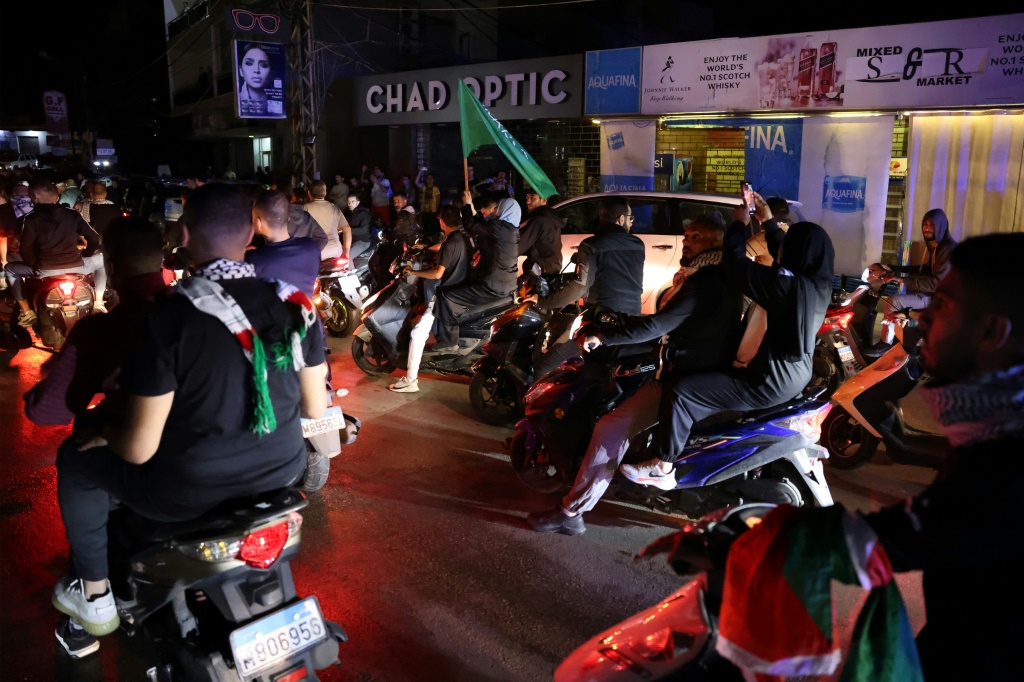 مئات من المتظاهرين الغاضبين أمام مقر السفارة الأميركية في عوكر شمال بيروت تنديداً بقصف مستشفى في غزة أسفر عن مقتل مئتي شخص على الاقل (ا ف ب)