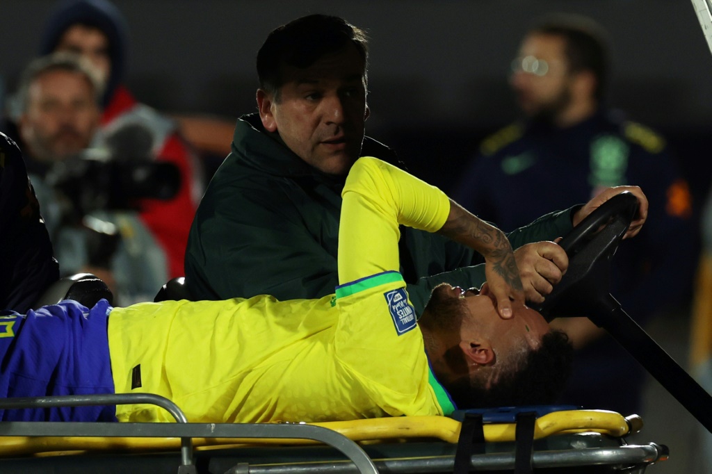 خرج نيمار باكياً ومصاباً من مباراة البرازيل والأوروغواي في تصفيات مونديال 2026 (ا ف ب)
