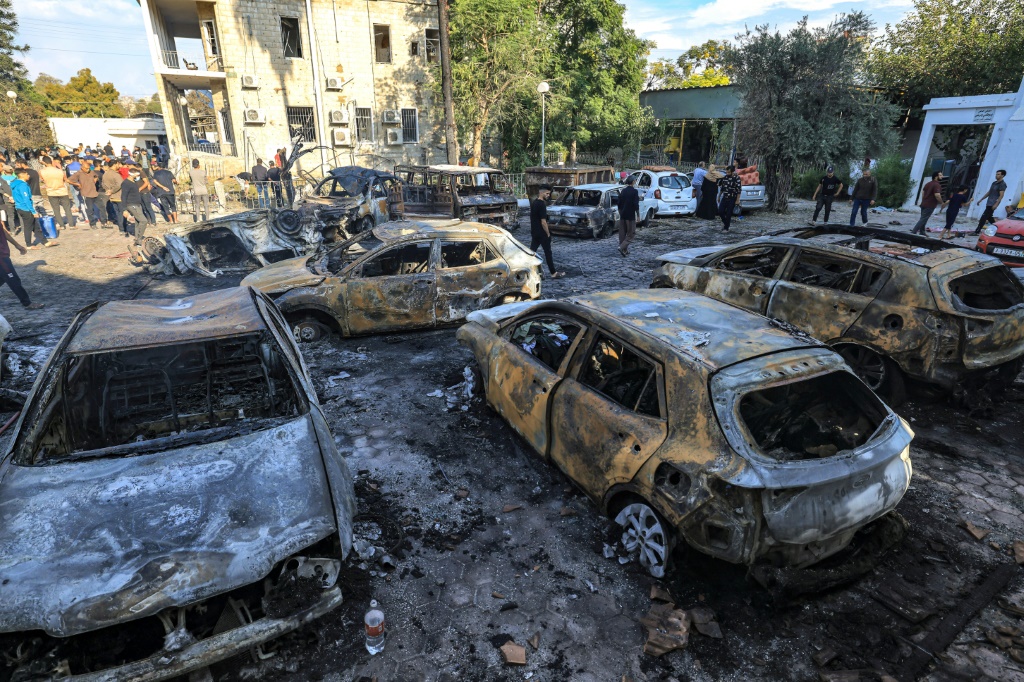 وتبادلت إسرائيل والفلسطينيون الاتهامات بشأن الانفجار الذي وقع في مستشفى غزة وأدى إلى مقتل المئات (ا ف ب)