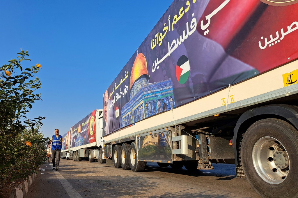 شاحنات المساعدات تنتظر في مصر المجاورة للتوصل إلى اتفاق للسماح بدخول الإمدادات التي تشتد الحاجة إليها إلى قطاع غزة الذي مزقته الحرب (ا ف ب)
