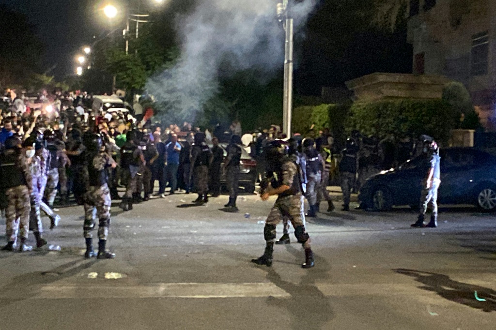 قوات الأمن الأردنية تطلق الغاز المسيل للدموع ضد متظاهرين حاولوا اقتحام السفارة الإسرائيلية في العاصمة عمان في 17 تشرين الأول/أكتوبر 2023 (أ ف ب)   
