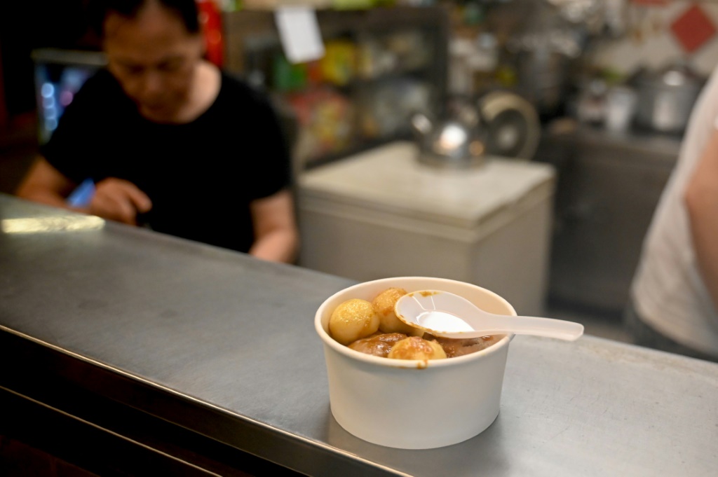 أقر المجلس التشريعي في هونج كونج، اليوم الأربعاء، مشروع قانون يحظر على المطاعم تقديم الأدوات البلاستيكية بدءًا من يوم الأرض، 22 أبريل 2024. (أ ف ب)   