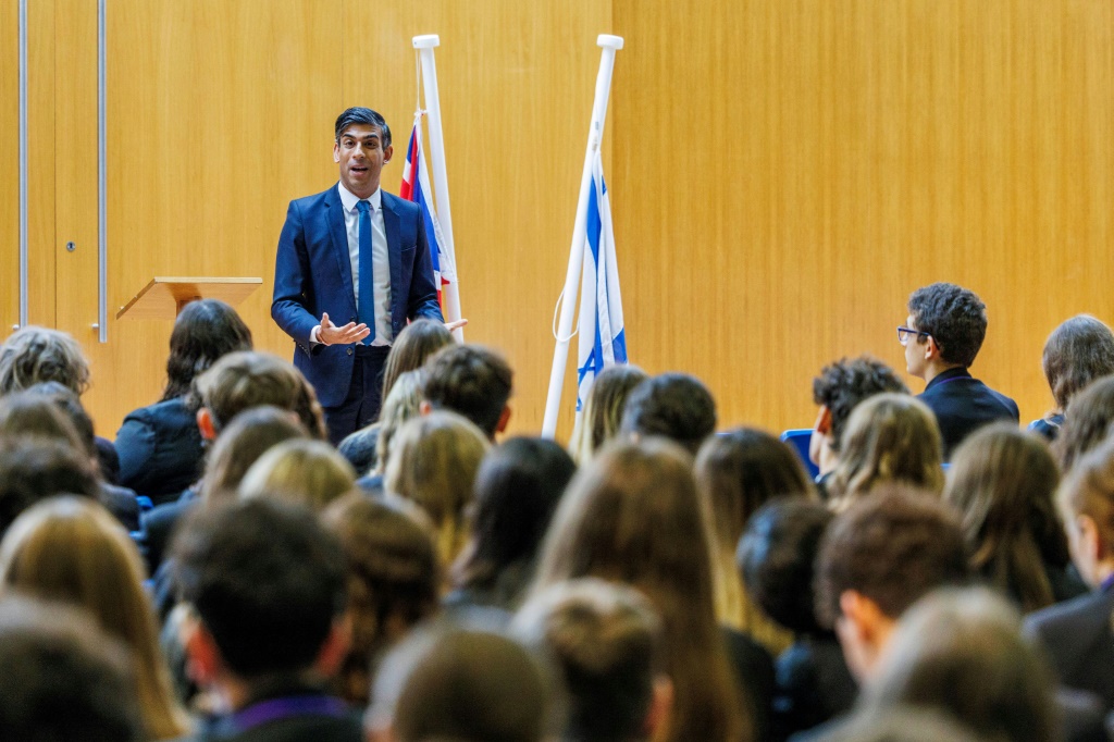 رئيس الوزراء البريطاني ريشي سوناك متحدثا امام طلبة في مدرسة بشمال لندن في 16 تشرين الاول/اكتوبر 2023. (أ ف ب)   