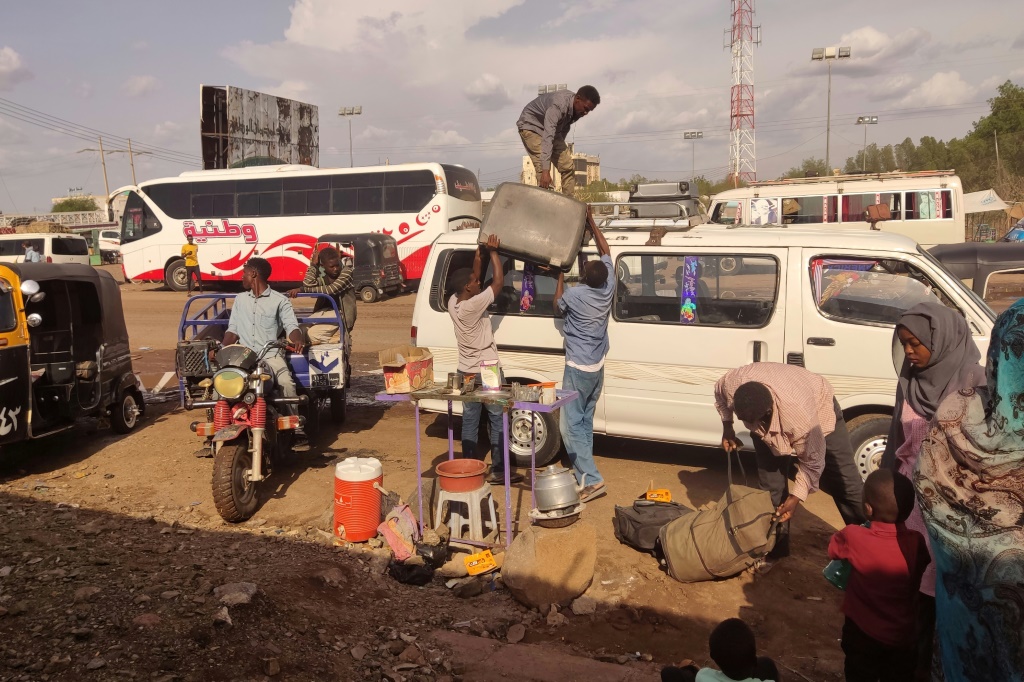 نازحون سودانيون هربا من العنف يصلون الى مدينة القضارف في شرق البلاد (أ ف ب)   