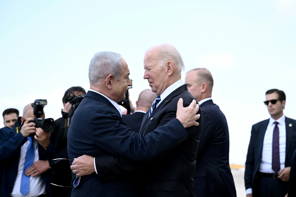 رئيس الوزراء الإسرائيلي بنيامين نتنياهو يصافح الرئيس الأمريكي جو بايدن لدى وصوله إلى مطار بن غوريون في تل أبيب (أ ف ب)