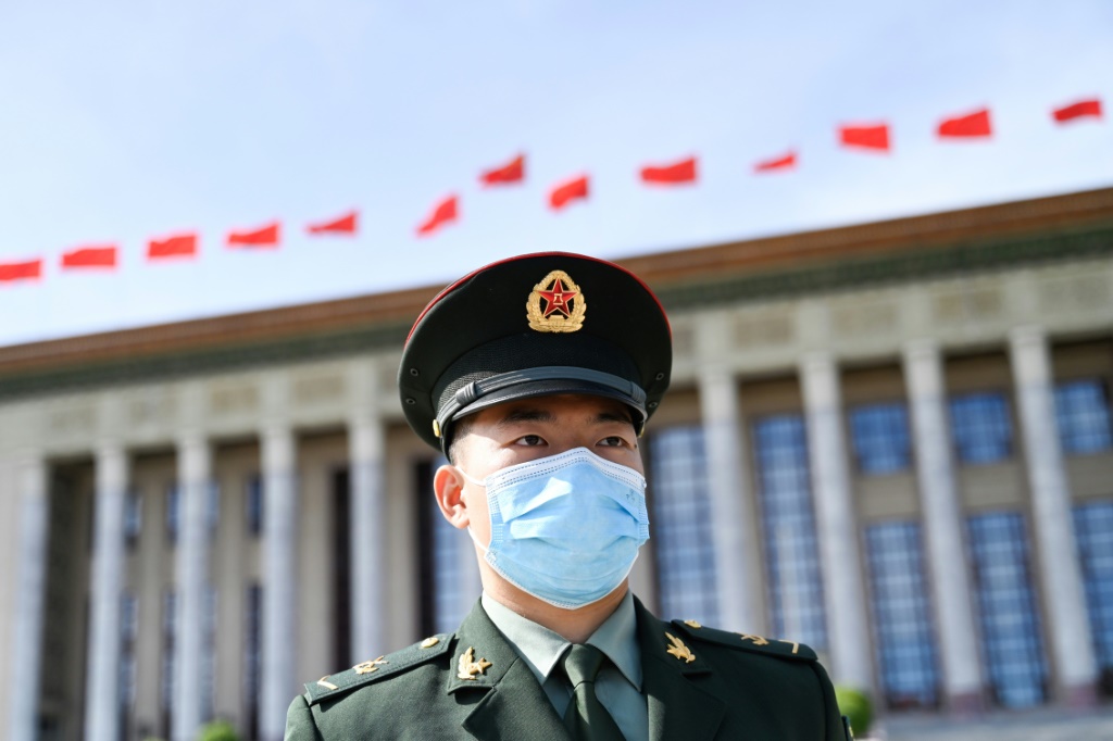 حارس خارج قاعة الشعب الكبرى خلال منتدى مبادرة الحزام والطريق في بكين بتاريخ 18 تشرين الأول/أكتوبر 2023 (ا ف ب)