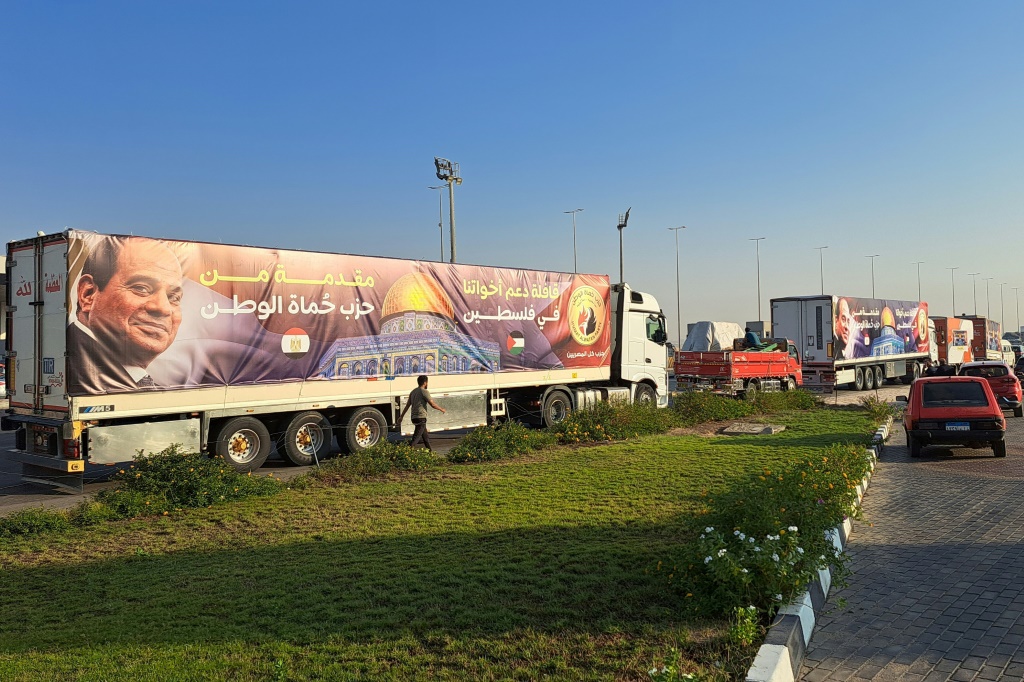 قافلة شاحنات تحمل مساعدات مصرية إلى غزة في طريقها إلى إلى معبر رفح في 16 أكتوبر 2023 (ا ف ب)