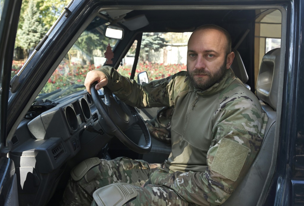 ماكسيم موروزوف، وهو قائد وحدة خاصة في شرطة مدينة أفدييفكا الأوكرانية، خلال مقابلة مع وكالة فرانس برس في بلدة بوكروفسك بمنطقة دونيتسك في 18 تشرين الأول/أكتوبر 2023 (أ ف ب)   
