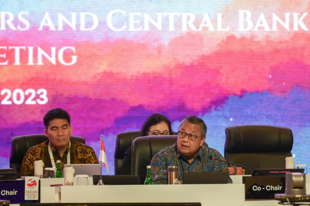 حاكم المصرف المركزي الإندونيسي بيري وارجيو يلقي خطابًا في قمة آسيان في جاكرتا في 25 آب/أغسطس 2023 0أ ف ب)   