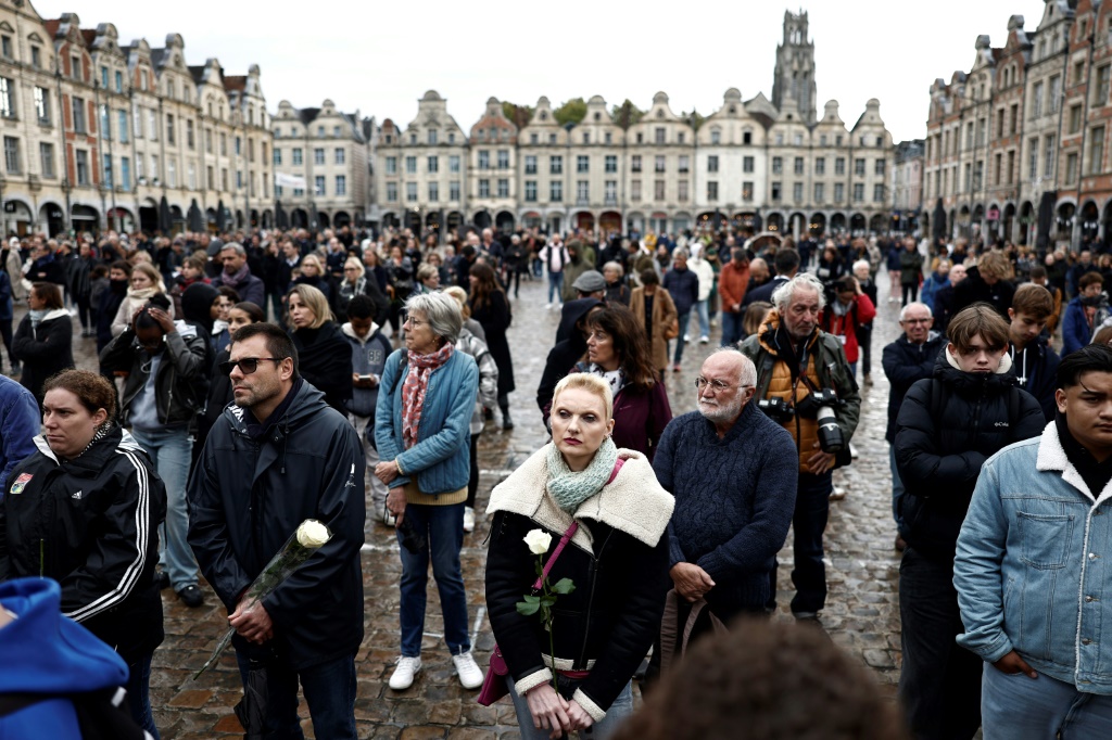 سكان يحضرون جنازة الاستاذ دومينيك برنار الذي قتل في هجوم اسلامي متشدد، في اراس بشمال فرنسا في 19 تشرين الاول/اكتوبر 2023 (ا ف ب)