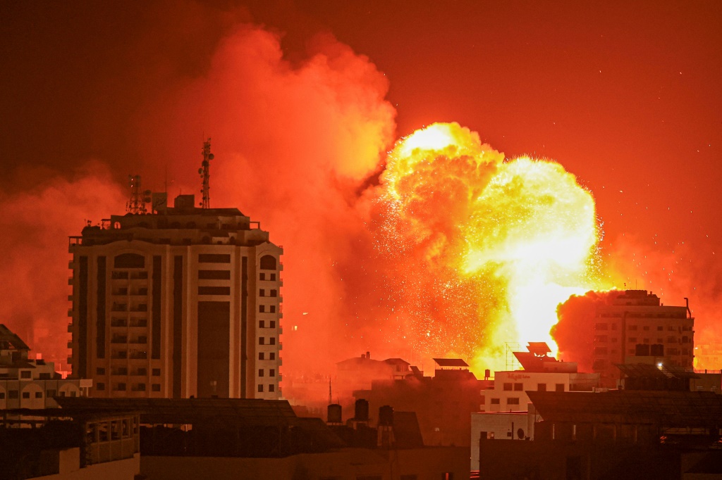 كرة من الدخان أثر القصف الإسرائيلي على قطاع غزة (ا ف ب)