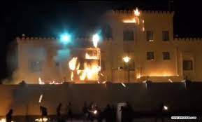السفارة الامريكية في البحرين تحترق (تواصل اجتماعي)