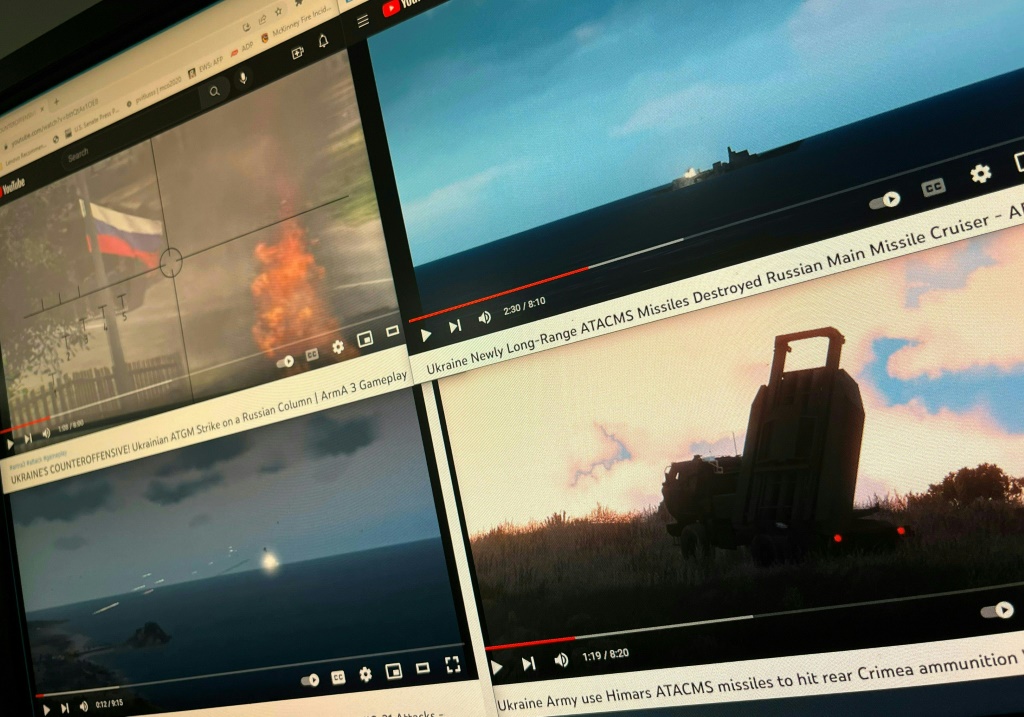 صورة من داخل مكتب في العاصمة الأميركية واشنطن في 28 كانون الأول/ديسمبر 2022 تظهر شاشة كمبيوتر عليها أربع نوافذ لـ"يوتيوب" تعرض مقاطع قتالية من لعبة الفيديو الحربية "أرما 3" (ا ف ب)