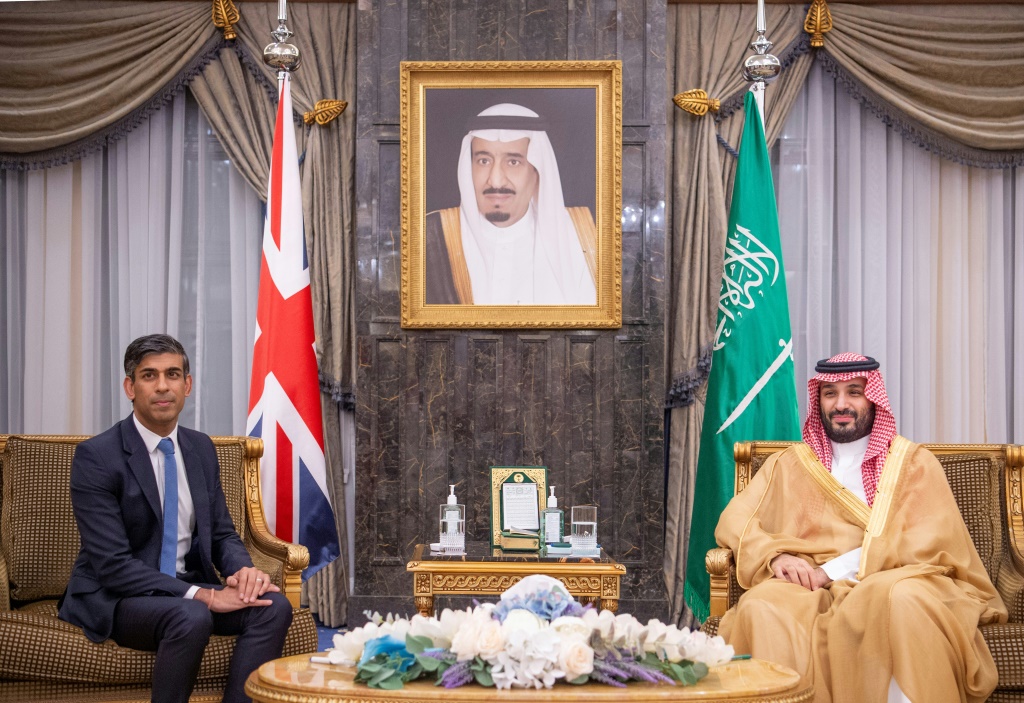 ولي العهد السعودي الأمير محمد بن سلمان ورئيس الوزراء البريطاني ريشي سوناك في الرياض في 20 تشرين الأول/أكتوبر 2023 (ا ف ب)