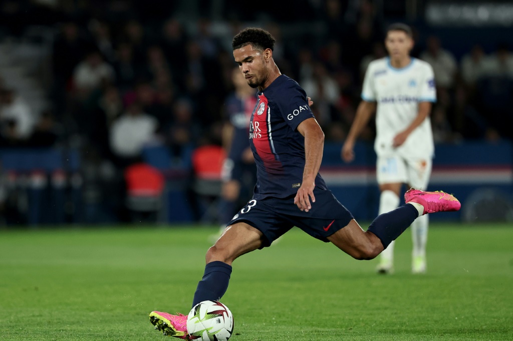لاعب خط وسط باريس سان جرمان وارن زائير-إيمري أمام مرسيليا على ملعب "بارك دي برانس" في باريس في 24 أيلول/سبتمبر (ا ف ب)