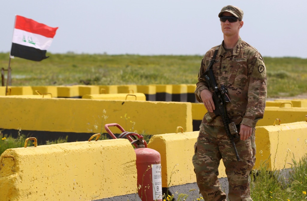 جندي اميركي في قاعدة جوية بشمال العراق (ا ف ب)