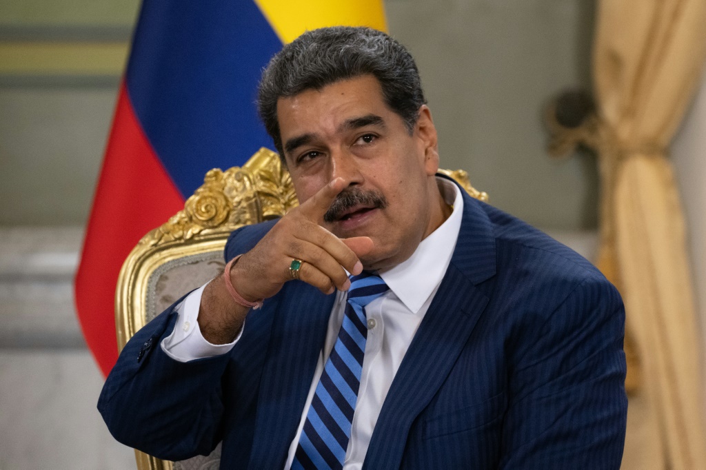 صورة من الارشيف للرئيس الفنزويلي نيكولاس مادورو خلال اجتماع في القصر الرئاسي في كراكاس في 16 آب/اغسطس 2023. (أ ف ب)   