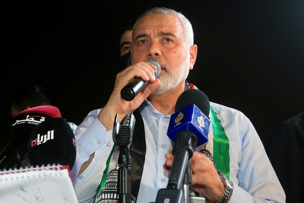 رئيس المكتب السياسي لحركة حماس اسماعيل هنية ملقيًا كلمة أمام جماهير خلال تجمع دعمًا للفلسطينيين أمام مسجد في الدوحة في 15 أيار/مايو 2021 (أ ف ب)   