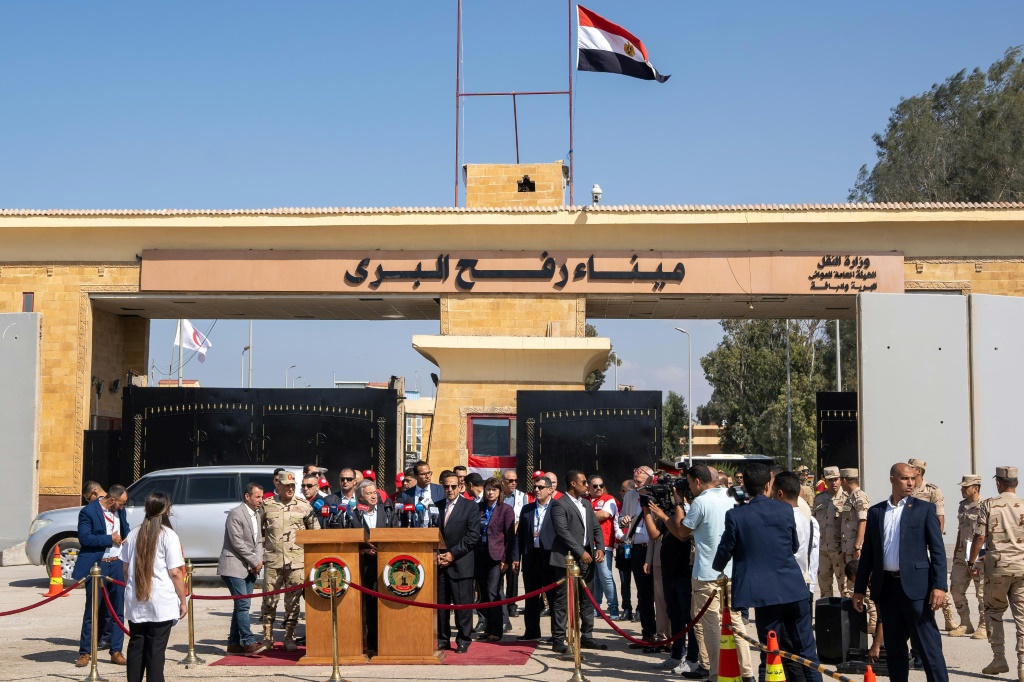 الأمين العام للأمم المتحدة أنطونيو غوتيريش (وسط الصورة) يعقد مؤتمرا صحفيا على الجانب المصري من معبر رفح على الحدود مع قطاع غزة في 20 تشرين الأول/أكتوبر 2023 (ا ف ب)