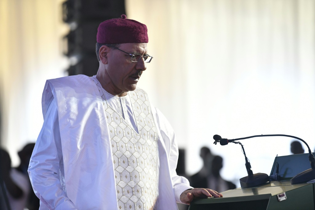 رئيس النيجر المخلوع محمد بازوم يتحدث في لاغوس في 22 أيار/مايو 2023 (ا ف ب)