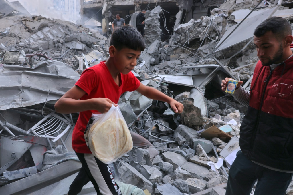 جانب من الأضرار جراء القصف الهمجي الإسرائيلي على قطاع غزة (ا ف ب)