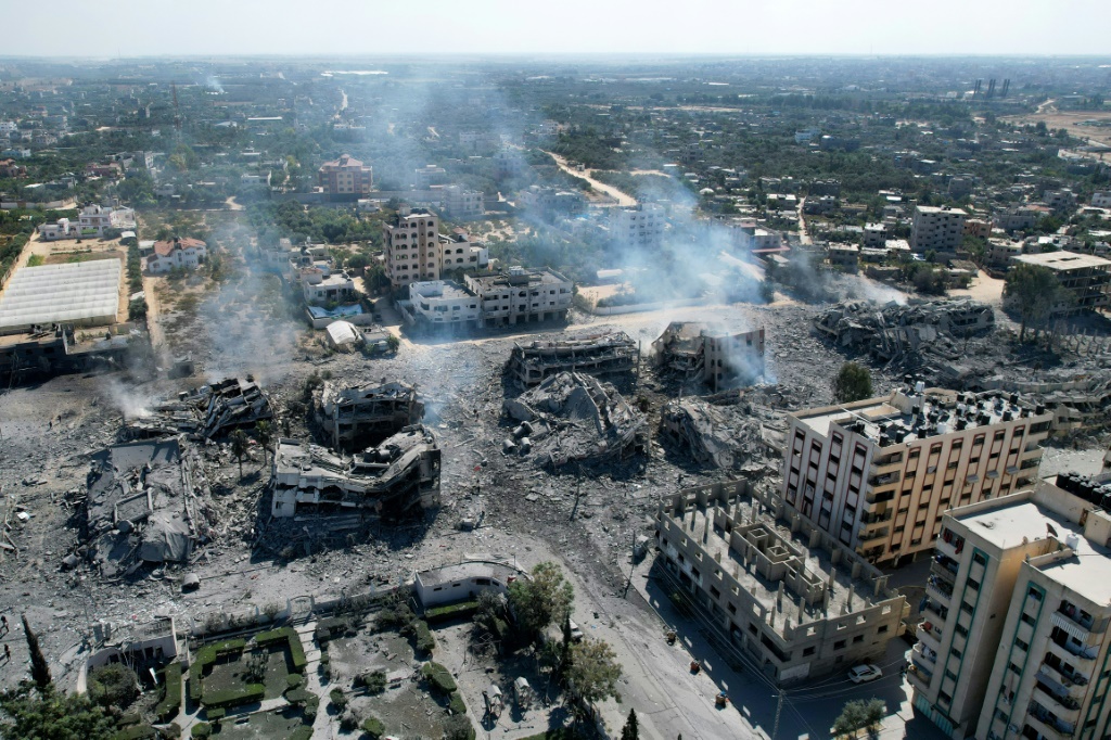 صورة ملتقطة من الجو تظهر أبراجا مدمرة في مدينة الزهراء جنوب مدينة غزة في 20 تشرين الأول/أكتوبر 2023 اثر غارات إسرائيلية ليلا وسط احلرب بني إسرائيل وقطاع غزة (أ ف ب)   
